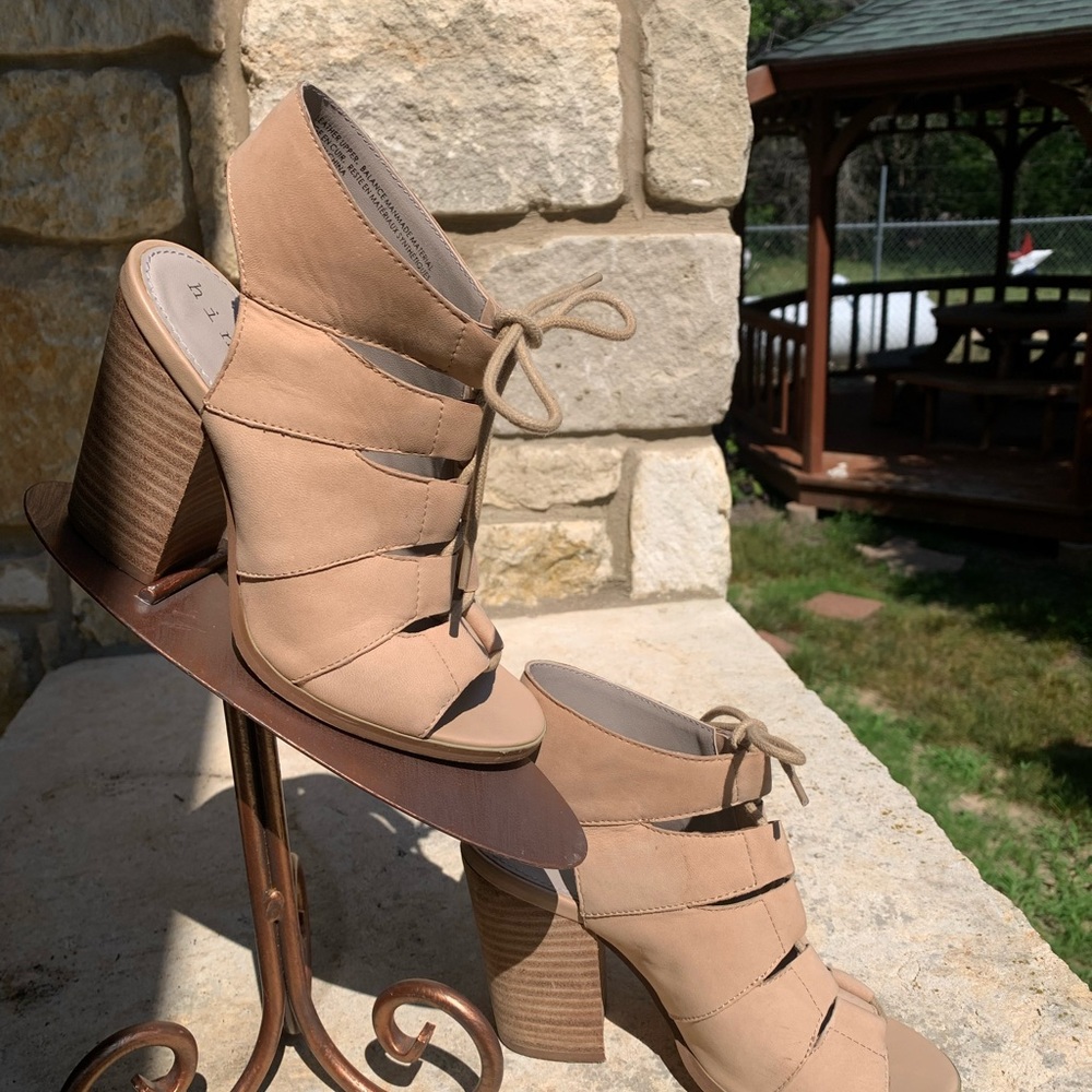 Hinge ladies size 4 lace up heel.